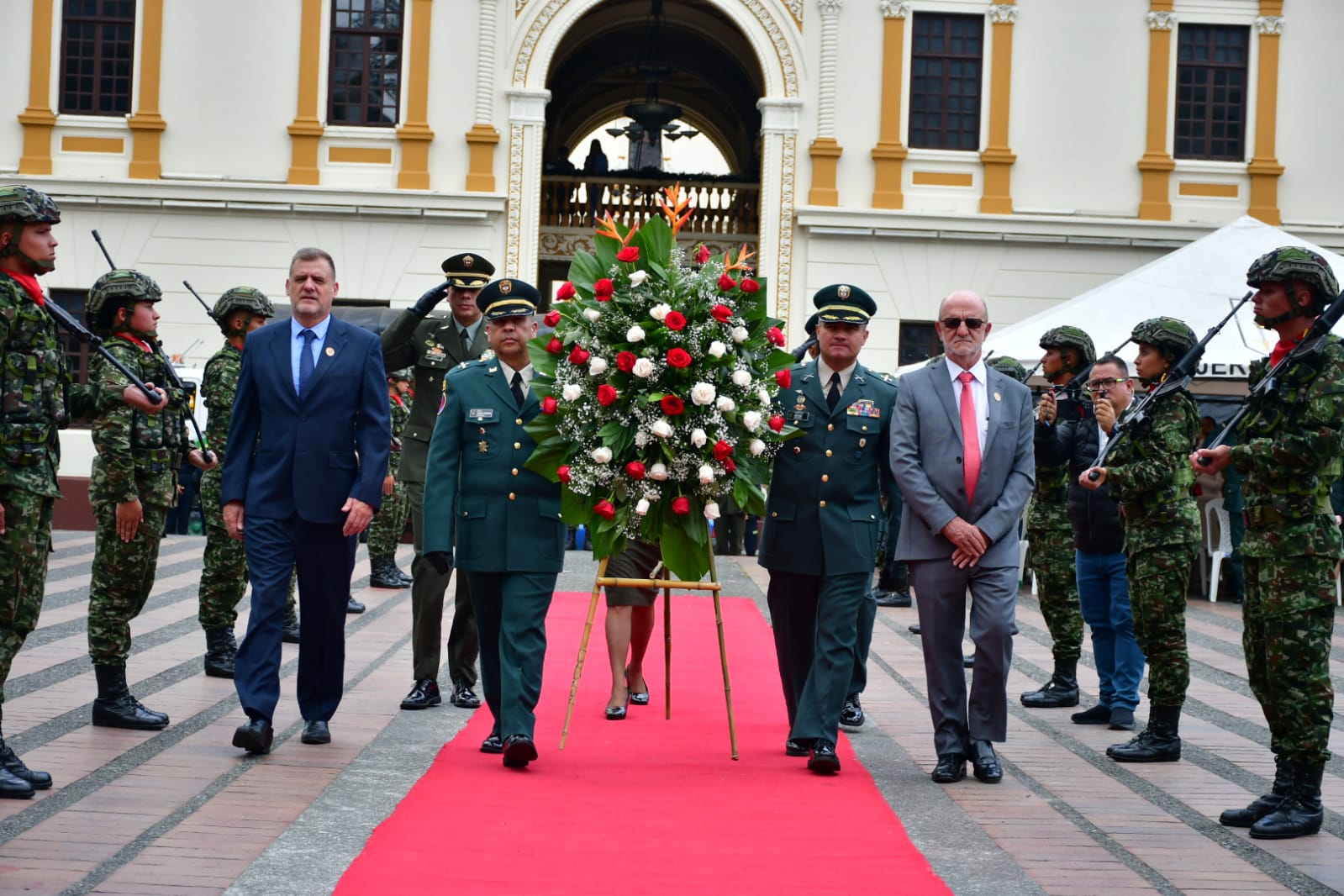 Autoridades Civiles y Militares de Caldas celebran el día de la ...