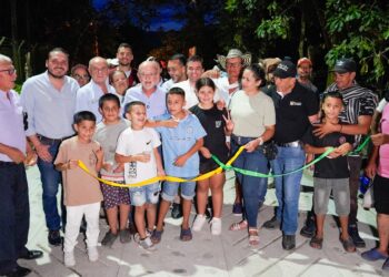 La comunidad del KM 41, en Neira, celebra la nueva placa huella construida por la Gobernación de Caldas y el Comité de Cafeteros