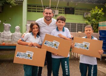 Con instrumentos musicales, computadores y menaje para el PAE, la Gobernación de Caldas fortalece los procesos educativos en La Dorada