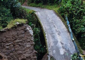 Gobernación de Caldas adelanta acciones urgentes para recuperar la movilidad en zona rural de Pácora: estudios topográficos y un puente metálico, la hoja de ruta