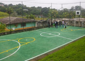 Tras intervenciones del Gobierno de Caldas, jóvenes atendidos en «Los Zagales» de Manizales cuentan con una mejorada cancha de microfútbol