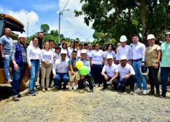 Gobernación de Caldas acompaña inicio de obra de placas huella en zona rural de Belalcázar: inversión supera los 3.680 millones