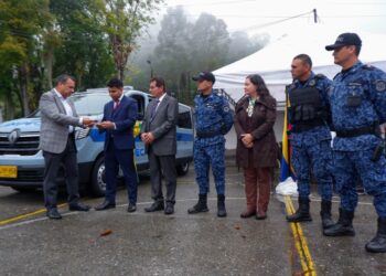 Gobernación de Caldas fortalece la gestión del INPEC con la entrega de un nuevo vehículo de traslado para varones en Manizales