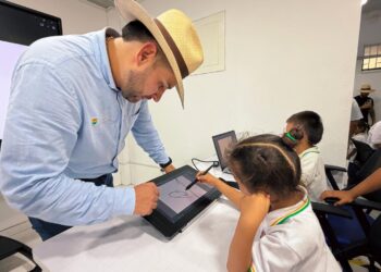 En Aguadas, la educación digital se transforma con Aula STEM y entrega de computadores para más de 600 estudiantes