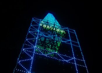 La Torre del Cable se ilumina en reconocimiento, memoria y dignidad de las víctimas del conflicto en Caldas
