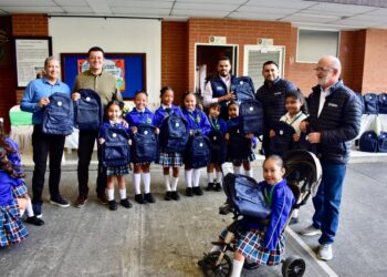 Gobernación de Caldas y empresas del sector financiero entregaron kits escolares a estudiantes de Palestina ¡Unidos por la educación!