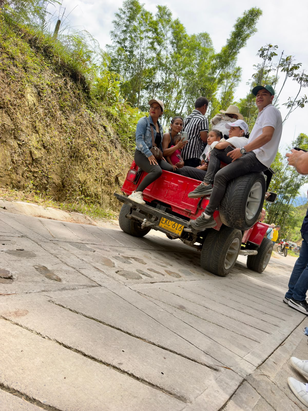 Con Obras por Impuestos, Caldas entrega vía rural que fortalecerá la conectividad entre Montebello y Pueblo Nuevo, en el oriente del departamento - Es Caldas