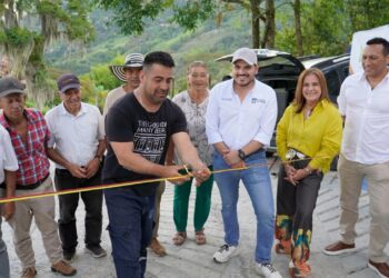 Inficaldas mejora la movilidad rural de Neira con la entrega de placa huella en el sector Verdún