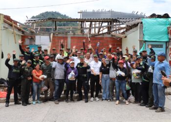 Reconstruir la esperanza: Gobernación de Caldas y Policía Nacional llevan ayuda integral y alegría al corregimiento de Bonafont tras el sismo