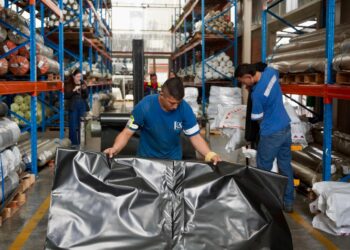 1.657 viviendas de Caldas se benefician con donación de plástico para protegerlas de las lluvias tras daños por el sismo