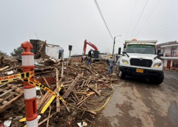 Con presencia y apoyo de la Gobernación de Caldas, avanzan demoliciones en San Isidro