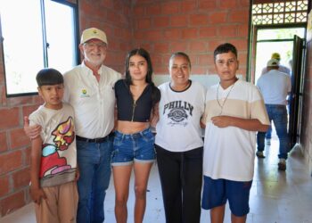 Gobernación de Caldas acompaña entrega de dos viviendas a familias damnificadas por el sismo en Belalcázar, gracias a donación de LSA de Colombia, distribuidor de ILC.