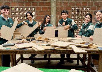 Una silla, miles de sueños: Caldas restaura escritorios para transformar las aulas de clase