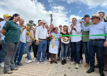 Con apoyo de la Gobernación de Caldas, El Madroño recibe 1.5 kilometros de placa huella tras más de 20 años de espera