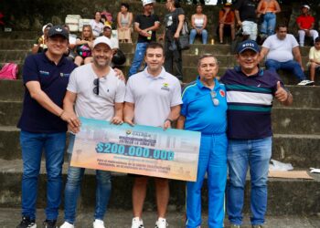 Gobernación de Caldas entrega recursos por $200 millones para el mejoramiento de la cancha recreodeportiva en Santágueda, Palestina